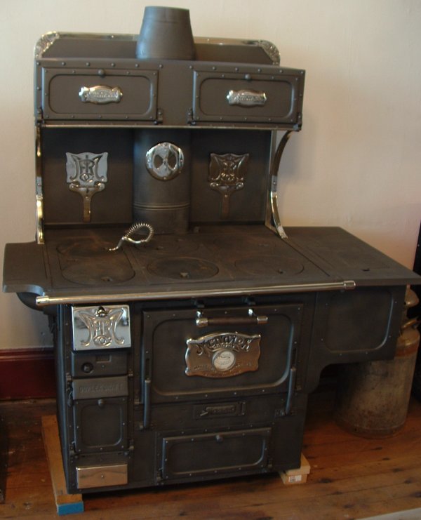 http://www.antiquestoves.com/woodcookstove/images/monarch/DSCF0004.jpg